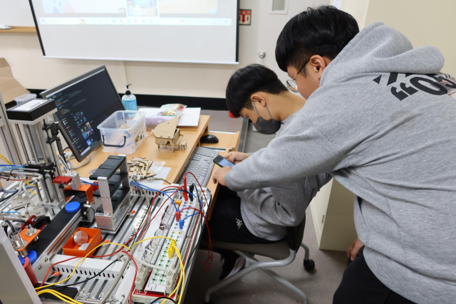 지난 18일 한국폴리텍대학 구미캠퍼스 지원자가 AI전자과에서 블루투스 피아노 스피커를 완성 후 스마트폰 앱으로 시연하고 있다. 한국폴리텍대학 구미캠퍼스 제공