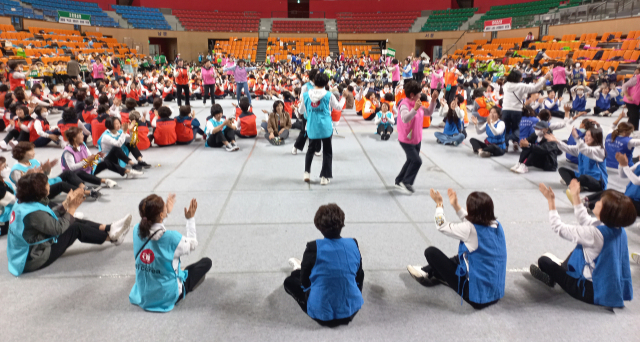 18일 경산실내체육관에서 열린 경산시여성단체협의회 주최 제13회 경산시여성단체 활성화 대회 명량운동회 장면. 경산시여성단체협의회 제공