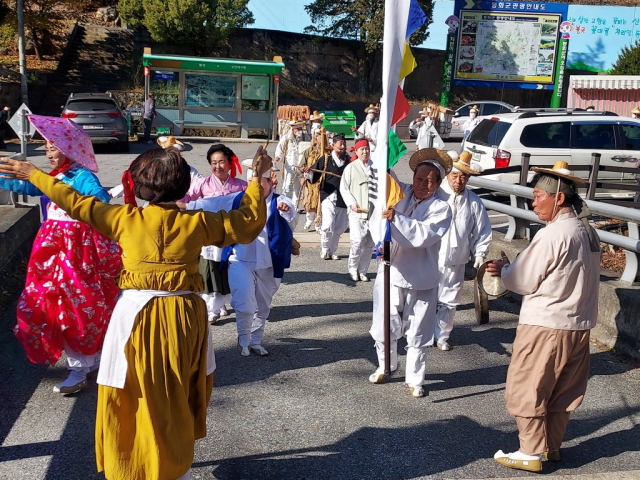 지난해 보부상 위령제 한마당 행사에 참가한 지역 주민들이 축하 행사를 펼치고 있다. 봉화군 제공