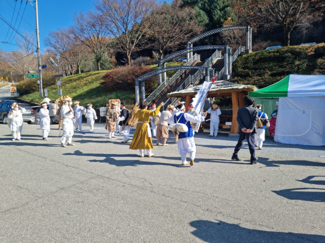 지난해 보부상 위령제 한마당 행사에 참가한 지역 주민들이 축하 행사를 펼치고 있다. 봉화군 제공