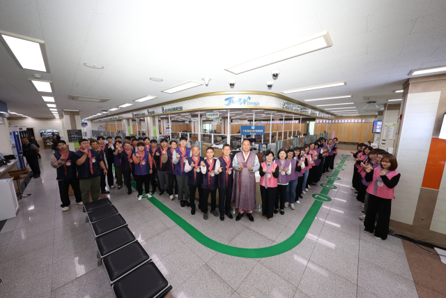 지난 18일 근무에 앞서 상주시청 민원실 직원들과 강영석 상주시장이 한복을 입고 기념촬영을 하고 있다. 상주시 제공