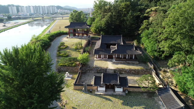 영주시 가흥동 구학공원에 위치한 삼봉 정도전의 생가 삼판서 고택 전경. 영주시 전경