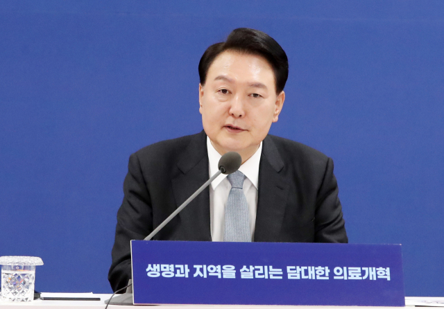 윤석열 대통령이 19일 충북 청주 충북대학교 개신문화관에서 열린 생명과 지역을 살리는 필수의료혁신 전략회의에서 발언하고 있다. 연합뉴스