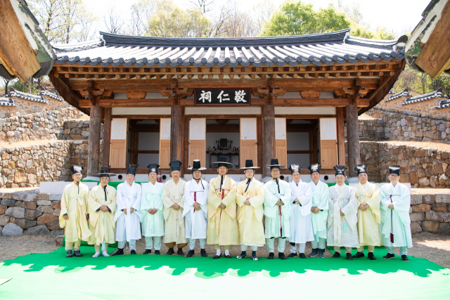 경북 구미의 대표 독립유공자인 왕산 허위 선생의 순국 제115주기를 맞아 구미시의 초청으로 국내·외 후손 13명이 구미를 찾는다. 지난 4월 왕산 허위 선생 탄신 168주기 춘계향사 모습. 구미시 제공