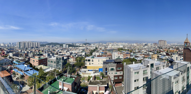 앞산에서 내려다 본 대구 도심 전경. 곳곳에 아파트 건설 현장이 보인다. 홍준표 기자