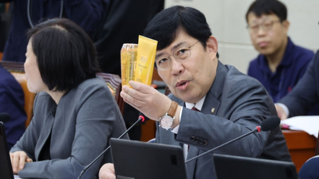 샴푸와 트리트먼트를 들고 김홍일 국민권익위원장에게 질의하고 있는 국민의힘 윤창현 의원. 연합뉴스