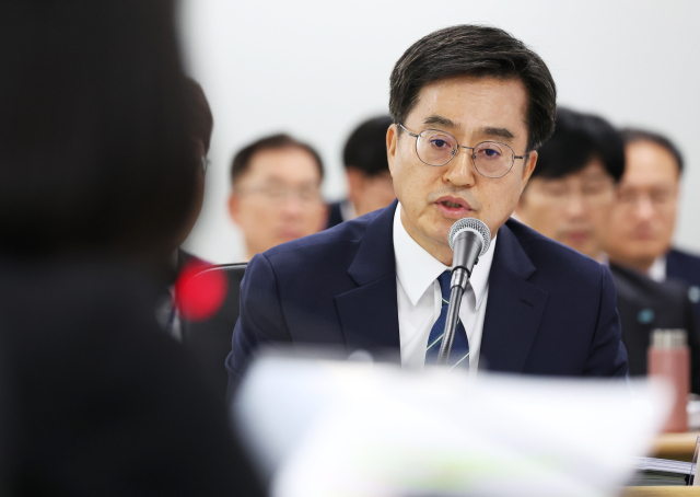17일 경기도 수원시 영통구 경기도청에서 열린 국회 행정안전위원회의 경기도에 대한 국정감사에서 김동연 경기도지사가 위원 질의에 답변하고 있다. 연합뉴스
