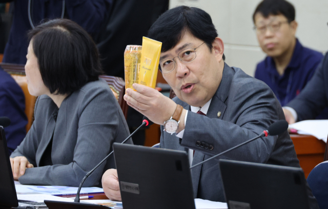 국민의힘 윤창현 의원이 19일 국회 정무위원회 국정감사에서 김홍일 국민권익위원장에게 질의하고 있다. 샴푸와 트리트먼트를 들고나온 윤 의원은 더불어민주당 이재명 대표의 경기도지사 시절 법인카드 유용 의혹을 질의했다. 연합뉴스