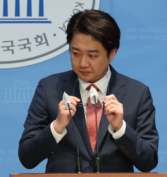 국민의힘 이준석 전 대표가 16일 국회에서 현안 관련 기자회견 중 해병대 채모 상병, 서이초 사건 등을 이야기 하다 눈물을 흘리고 있다. 연합뉴스