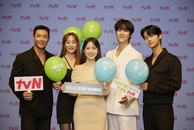 19일 온라인으로 열린 tvN 새 드라마 '무인도의 디바' 제작발표회에서 배우 김주헌(왼쪽부터), 김효진, 박은빈, 채종협, 차학연이 기념 촬영하고 있다. 연합뉴스