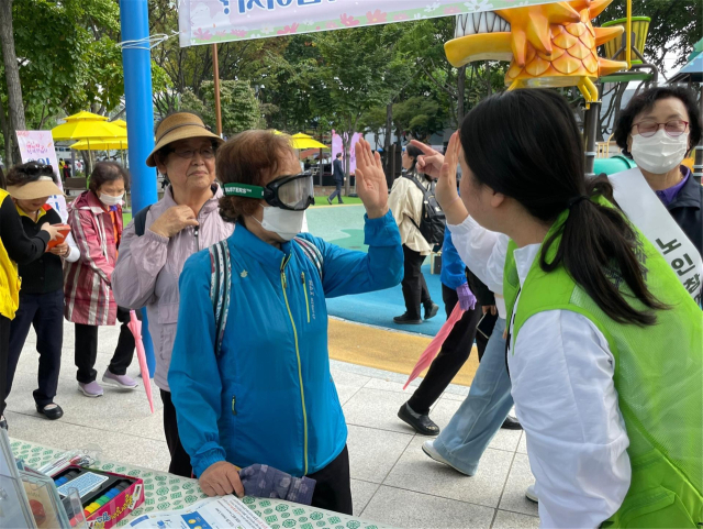 지난 15일 '행복서구 복지한마당'에서 절주 관련 홍보활동을 벌이고 있는 대구보건대 절주서포터즈 '계영배' 팀. '계영배' 팀 제공.