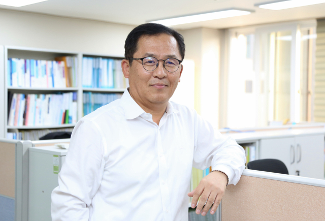 애서가인 조정목 대표세무사. 그는 어려움에 빠진 젊은이들을 향해 독서로 극복할 것을 권유하며 구체적으로는 잠언집을 들었다. 이무성 객원기자