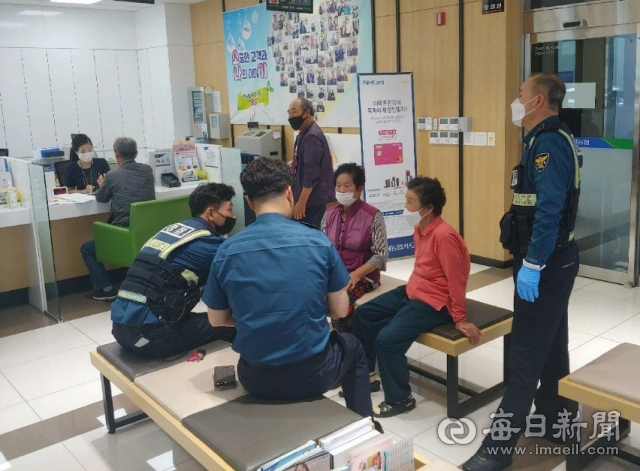 경산경찰서가 올해 치안성과 우수 경찰관서 평가에서 전국 2위를 차지했다. 사진은 경산경찰서 경찰관들이 금융기관에서 보이스피싱 예방 홍보활동을 하고 있다. 경산경찰서 제공