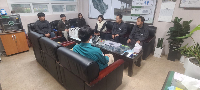 대구 군위군 소보면의 주민 A(55) 씨가 자신을 구해준 우보면을 찾아 공무원들에게 감사의 인사를 전하고 있다. 군위군 제공