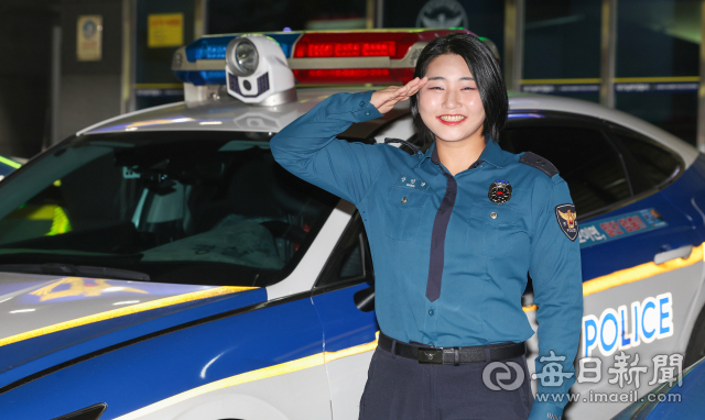 19일 대구 남구 동대명지구대 앞에서 여자 유도 국가대표 상비군 출신 상민경 순경이 포즈를 취하고 있다. 안성완 기자 asw0727@imaeil.com