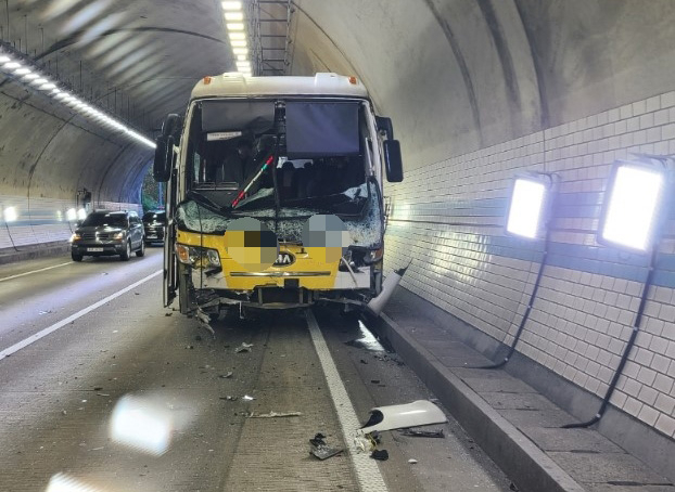 21일 오전 8시 55분께 충북 보은군 수한면 당진영덕고속도로 상행선 수리티 터널 안을 달리던 고속버스가 앞서가던 15인승 승합차를 들이받았다. 연합뉴스
