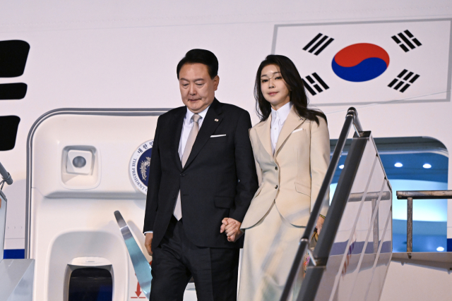 사우디아라비아를 국빈 방문하는 윤석열 대통령과 김건희 여사가 21일(현지시간) 리야드 킹 칼리드 국제공항에 도착, 전용기인 공군 1호기에서 내리고 있다. 연합뉴스