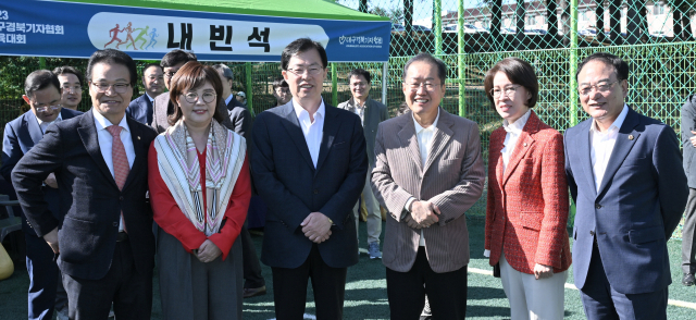 21일 제2작전사령부에서 열린 대구경북기자협회 체육대회에 참석한 홍준표 대구시장과 지역 국회의원들이 기념촬영을 하고 있다. 앞줄 왼쪽부터 김용판 의원, 양금희 의원, 이만희 의원, 홍준표 대구시장, 이인선 의원. 대구시 제공