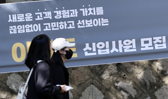 3년 이상 취업하지 않은 청년 중 집에서 시간을 보낸 