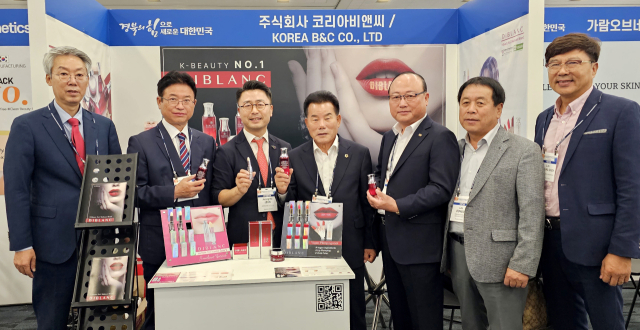 경북도는 이철우 경북도지사가 지난 9일부터 18일까지 미국 각지 순방 일정을 마치고 귀국했다고 22일 밝혔다. 이 도지사가 세계한인비즈니스대회에서 경북 기업인을 격려했다. 경북도 제공