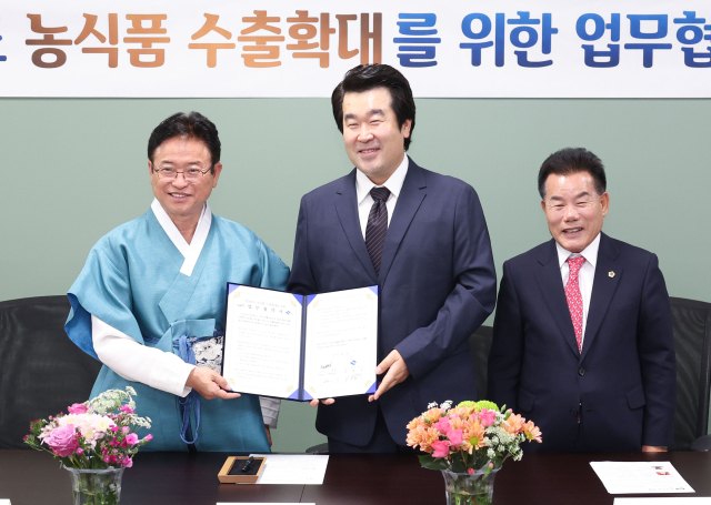 경북도는 이철우 경북도지사가 지난 9일부터 18일까지 미국 각지 순방 일정을 마치고 귀국했다고 22일 밝혔다. 이 도지사가 농식품 유통기업 푸닷과 만나 경북 농식품 수출 확대 업무협약을 맺었다. 경북도 제공