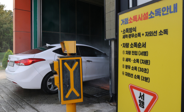 충남과 경기지역에서 소 럼피스킨병이 잇따라 발생해 축산당국에 비상이 걸렸다. 22일 경북 안동시의 한 거점소독시설에서 럼피스킨병 예방을 위해 축산농가 출입 차량에 대한 방역작업이 진행되고 있다. 김영진 기자 kyjmaeil@imaeil.com