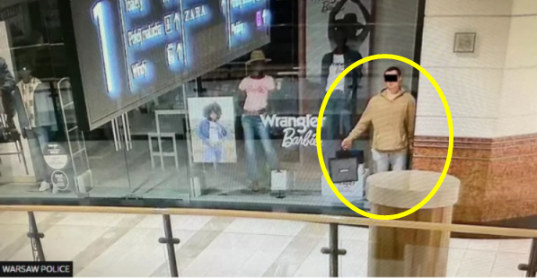 폴란드의 한 쇼핑몰에서 기상천외하게 '마네킹 절도'를 시도하다 붙잡힌 20대 남성 피의자. 출처=X(옛 트위터) 캡처