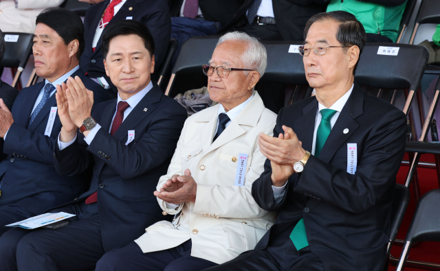 한덕수 국무총리와 국민의힘 김기현 대표가 22일 서울 용산구 효창운동장에서 열린 제41회 대통령기 이북도민 체육대회 개회식에서 박수를 치고 있다. 가운데는 라기섭 이북도민중앙연합회장. 연합뉴스