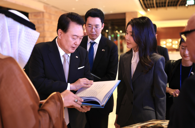사우디아라비아를 국빈 방문한 윤석열 대통령과 김건희 여사가 21일(현지시간) 리야드 인근에 위치한 사우디 왕국의 기원지라 할 수 있는 디리야 유적지를 방문, 디리야 화보를 살펴보고 있다. 연합뉴스