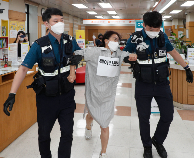 대구시청 종합민원실에서 특이민원인 발생을 가정한 대응 훈련 하는 모습. 매일신문 DB