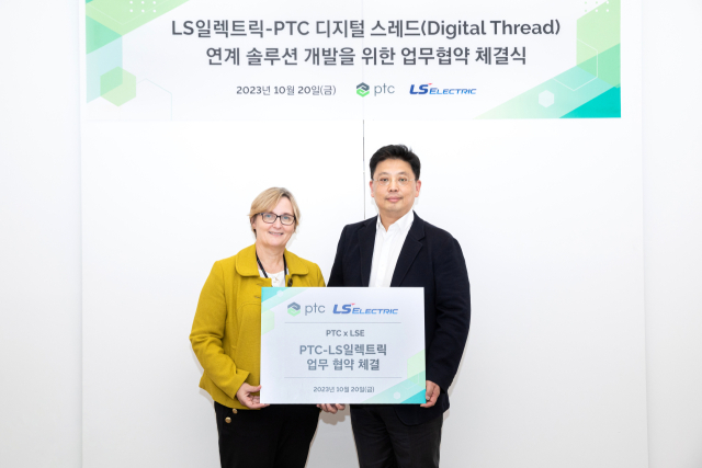 사진 왼쪽부터 캐서린 니커 PTC 글로벌 담당 부사장, 조욱동 LS일렉트릭 상무