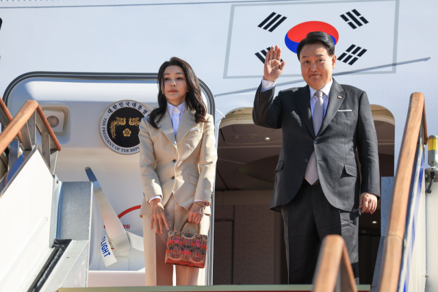 윤석열 대통령과 김건희 여사가 지난 21일 성남 서울공항에서 사우디아라비아와 카타르 국빈 방문을 위해 출국하며 전용기인 공군1호기에 올라 인사하고 있다. 연합뉴스