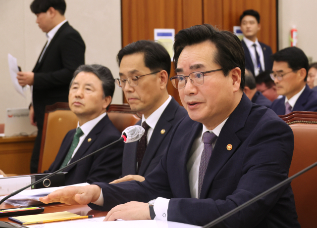 정황근 농림축산식품부 장관이 23일 국회 농림축산식품해양수산위원회에서 열린 농림축산식품부 및 소관기관 종합감사에서 의원 질의에 답변하고 있다. 연합뉴스