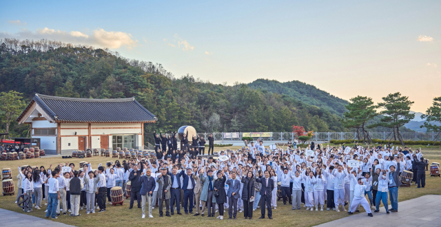 모듬북 경연대회에 참가한 학생들이 선비세상을 배경으로 단체 기념 사진을 촬영했다. 영주시 제공