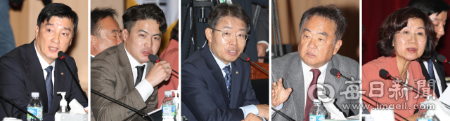 23일 대구시청 산격청사에서 열린 국회 행정안전위원회의 대구시에 대한 국정감사에서 더불어민주당 의원들이 질의하고 있다. 왼쪽부터 이해식 의원, 오영환 의원, 최기상 의원, 송재호 의원, 권인숙 의원. 안성완 기자 asw0727@imaeil.com