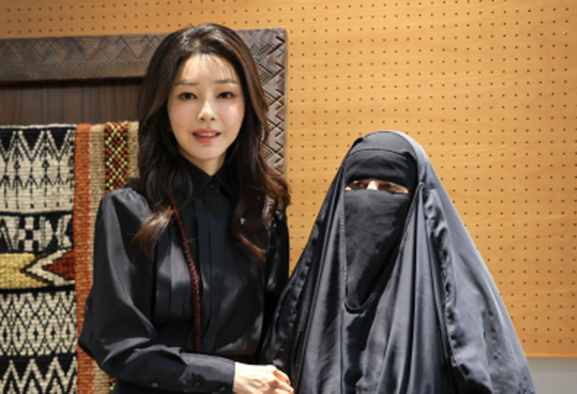 윤석열 대통령과 함께 사우디아라비아를 국빈 방문 중인 김건희 여사가 22일(현지시간) 사우디 왕립전통예술원(TRITA)을 방문, 사우디 전통 직물 제작 방식인 