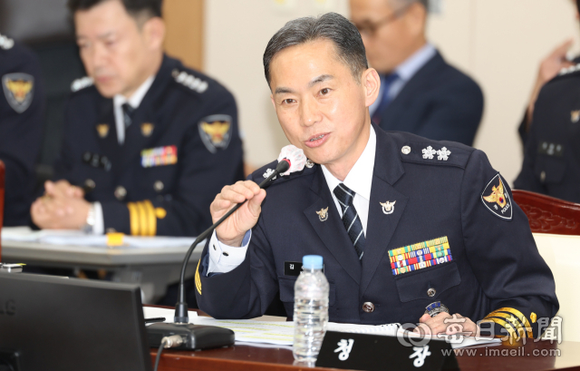 김수영 대구경찰청장이 23일 대구경찰청에서 열린 국회 행정안전위원회의 대구경찰청에 대한 국정감사에서 질의에 답변하고 있다. 안성완 기자 asw0727@imaeil.com
