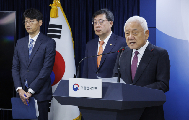 김한길 국민통합위원회 위원장이 23일 오전 서울 종로구 정부서울청사에서 열린 국민통합위와 정부 부처 합동 자살 예방 정책 제언 브리핑에 참석해 자살 예방 통합 번호 마련과 관련해 발표하고 있다. 연합뉴스