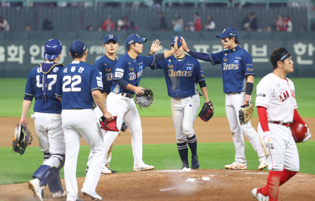 23일 오후 인천 SSG랜더스필드에서 열린 2023 KBO 준플레이오프 2차전 NC 다이노스와 SSG 랜더스의 경기에서 7-3으로 승리한 NC 선수들이 자축하고 있다. 연합뉴스