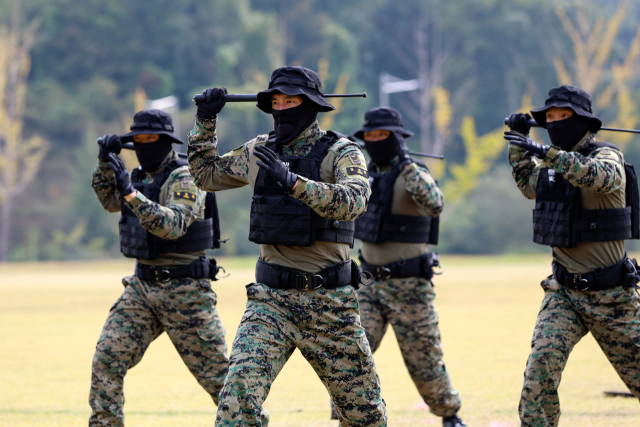 지난달 경기도 육군특수전사령부에서 진행된 제3회 특수전사령관기 특공무술 경연대회에 참여한 장병들이 창작 품새를 선보이고 있다. 연합뉴스