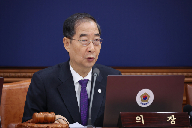 한덕수 국무총리가 24일 오전 서울 종로구 정부서울청사에서 열린 국무회의에 참석해 내각에 국민의 