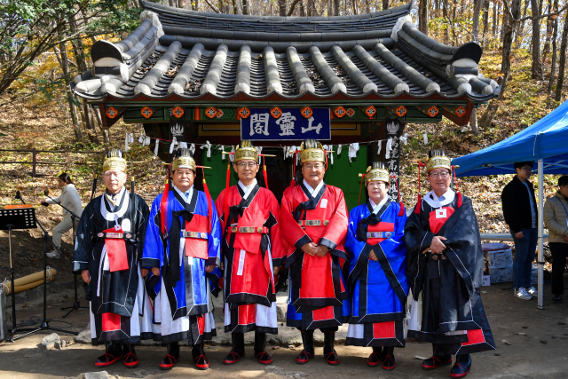 위령제에 참석한 영주시장과 영월군수 등이 기념 사진을 촬영했다. 영주시 제공