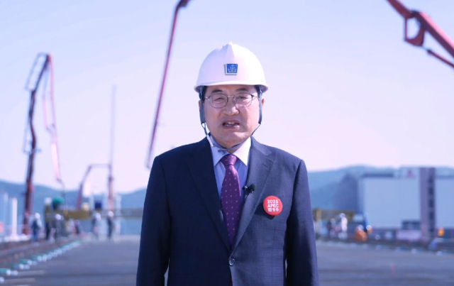 주낙영 경주시장이 다음 달 준공을 앞둔 황금대교 건설 현장을 찾아 개통 준비상황을 점검한 뒤 관계자들에게 해당 교량 건설 의의를 설명하고 있다. 경주시 제공