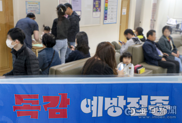 대구 지역 인플루엔자 검출률이 급증하면서 유행 확산이 우려된다. 대구 서구 인구보건복지협회 가족보건의원이 독감 예방 접종을 하기 위해 내원한 시민들로 북적이고 있다. 안성완 기자 asw0727@imaeil.com