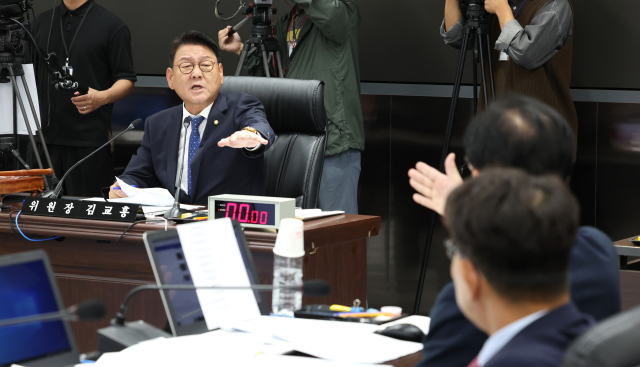 더불어민주당 소속 김교흥 위원장(왼쪽)과 국민의힘 소속 이만희 간사가 지난 10일 오후 세종시 정부세종청사에서 열린 국회 행정안전위원회의 행정안전부, 인사혁신처 등의 국정감사에서 질의 시간과 관련해 언성을 높이고 있다. 연합뉴스