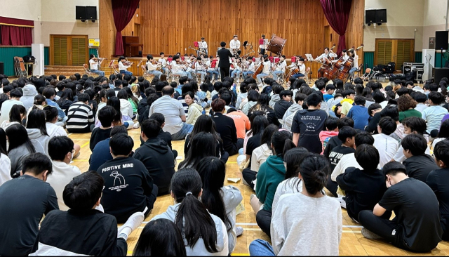 안동문화예술의전당이 지역 청소년들로 구성된 오케스트라 공연을 4곳의 초등학교에서 선보여 좋은 반응을 얻었다. 안동시 제공