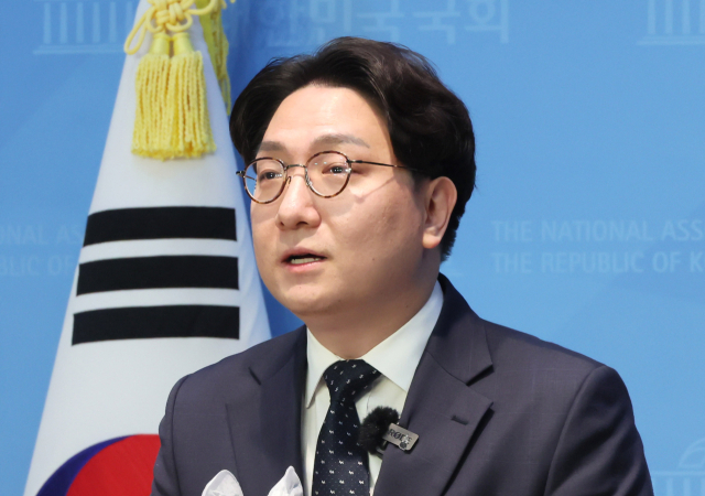 신인규 전 국민의힘 상근부대변인이 25일 국회에서 기자회견을 열고 최근 당 상황을 비판하며 탈당 선언을 하고 있다. 연합뉴스