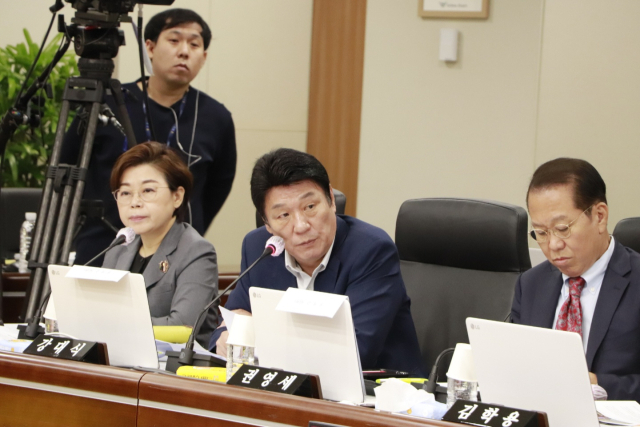 25일 열린 인천공항, 한국공항공사 등에 대한 국회 국토교통위원회 국정감사에서 강대식 국민의힘 의원(대구 동구을)이 질의하고 있다. 강대식 의원실 제공