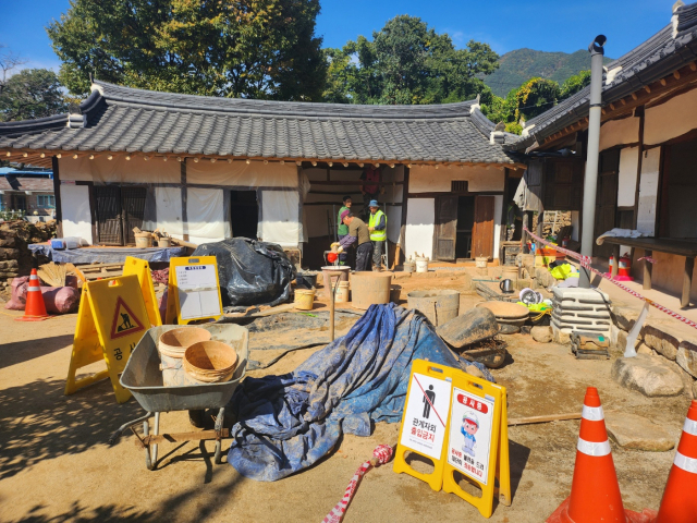 24일 오후 1시쯤 찾은 고 노태우 전 대통령 생가는 막바지 보수 작업이 진행 중이다. 김주원 기자