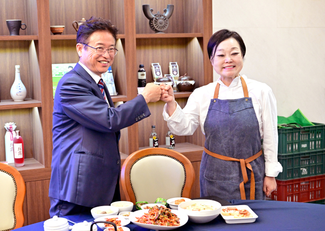 이철우 경북도지사가 지난 24일 경북도청에서 요리연구가 이혜정 씨를 